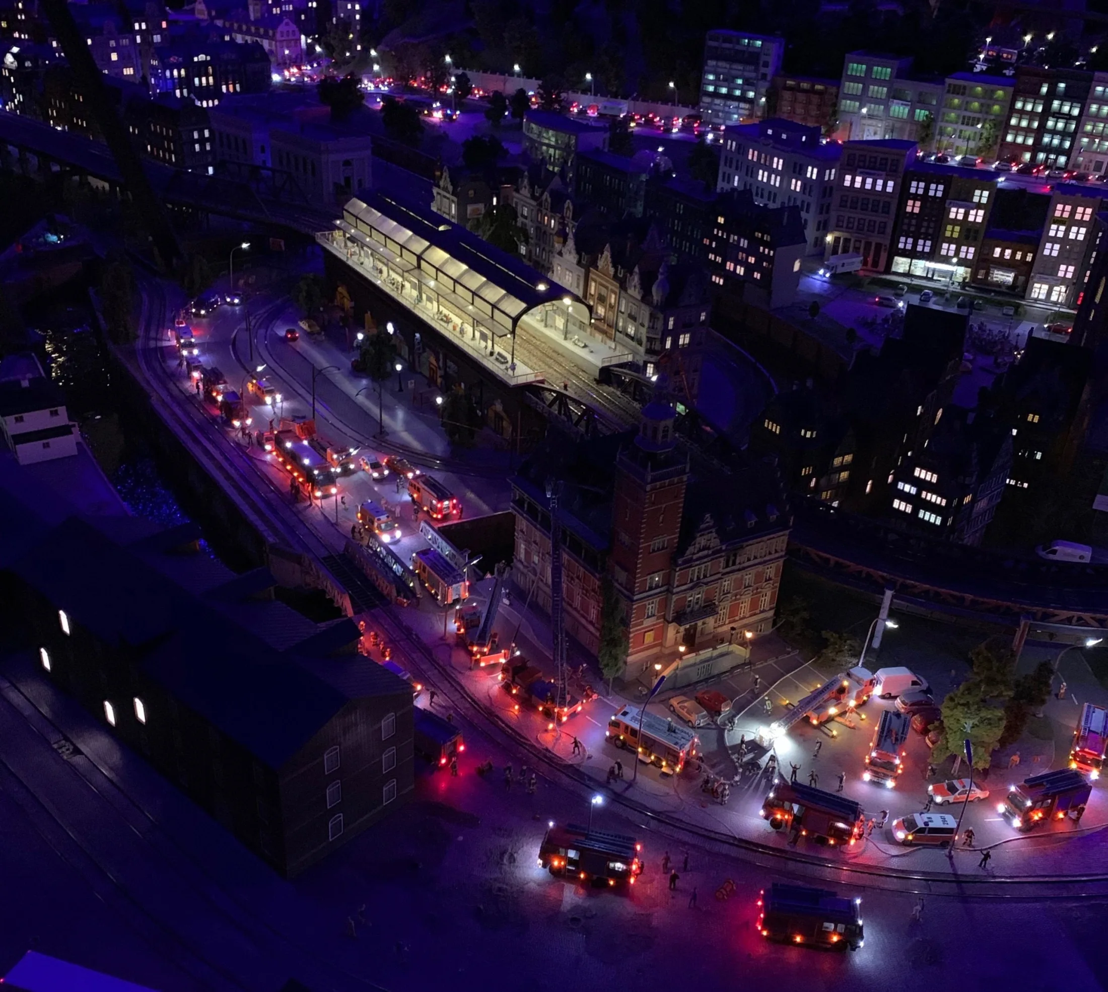 Réseau de train miniature éclairé de nuit